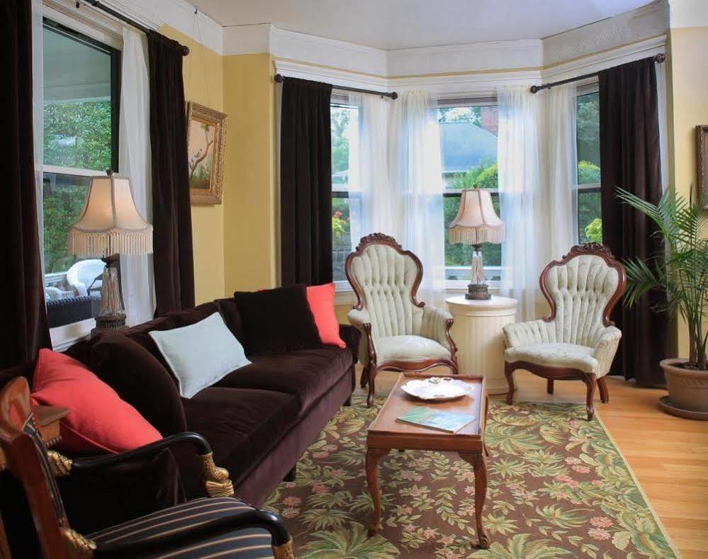 The Lion And The Rose Bed And Breakfast Ашвил Екстериор снимка