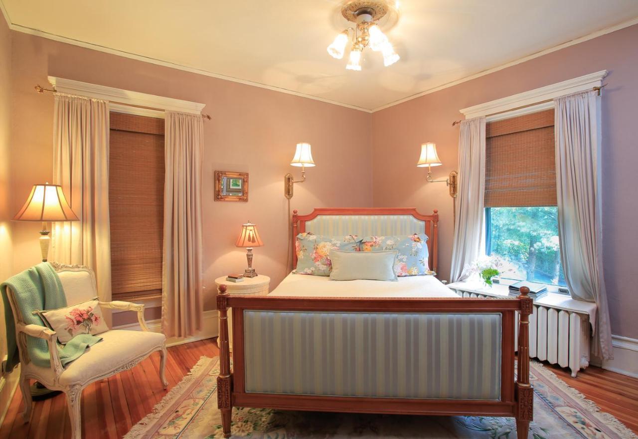 The Lion And The Rose Bed And Breakfast Ашвил Екстериор снимка