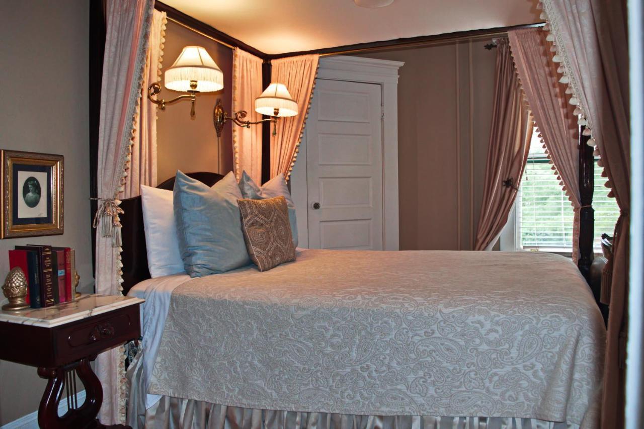 The Lion And The Rose Bed And Breakfast Ашвил Екстериор снимка